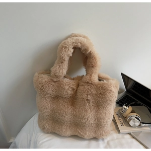 Détail d'un sac cabas en peluche montrant la texture douce de la fausse fourrure abricot