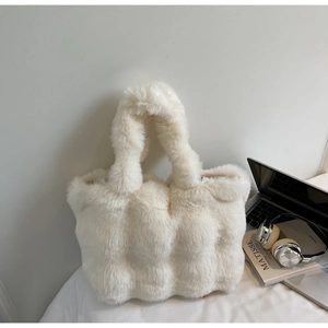 Détail du sac cabas en fausse fourrure blanche à texture matelassée dans un décor moderne