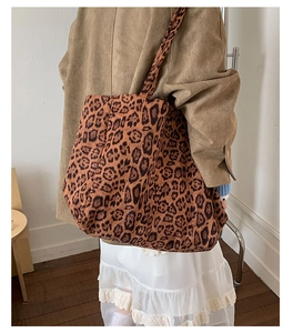 Gros plan du sac cabas à imprimé léopard avec grand intérieur et bretelles robustes