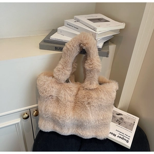 Gros plan détaillé d'un grand sac cabas en fausse fourrure beige à texture douce