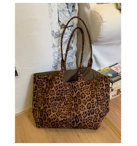 Gros plan d'un grand sac cabas léopard avec doublure marron et intérieur spacieux