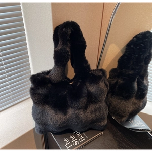Détail de la texture en fausse fourrure noire et de la poignée de ce sac cabas automne-hiver