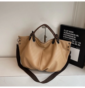 Vue détaillée du sac cabas en cuir grainé camel avec large bandoulière textile