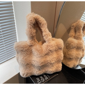 Détail du sac fourre-tout beige en fausse fourrure montrant sa texture douce