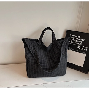 Détail du grand sac cabas vintage à carreaux avec toile texturée et doubles sangles