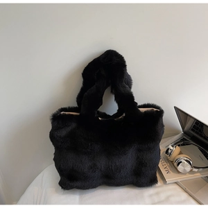Vue de dessus d'un grand sac cabas en peluche noir avec ordinateur pour le bureau