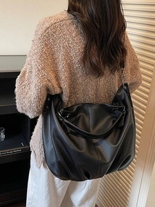 Sac fourre-tout noir minimaliste en similicuir texturé avec design plissé chic