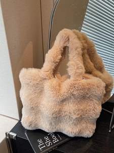 Sac fourre-tout chic en peluche beige, sac à bandoulière duveteux grande capacité pour le style