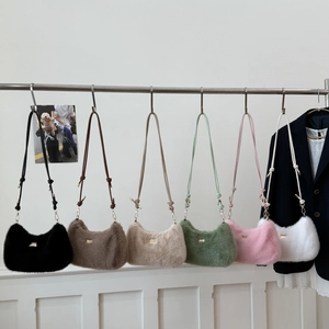 Sacs bandoulière minimalistes en peluche en six couleurs avec lanières en cuir et logos
