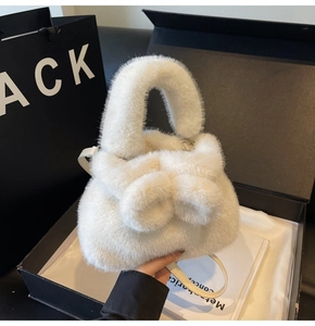 Détail du sac seau en fausse fourrure blanche avec texture pelucheuse torsadée en coffret