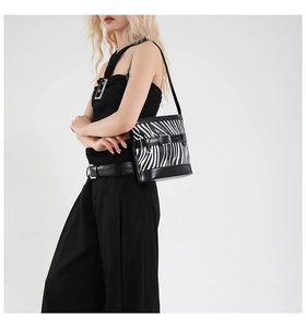 Détail du sac bandoulière zébré avec bandoulières en cuir noir et boucle métallique