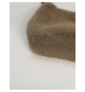Gros plan sur la texture en fausse fourrure camel d'un sac à main en peluche doux