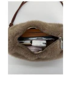 Vue de l'intérieur du sac en peluche montrant le rangement pour téléphone et accessoires