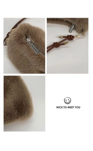 Détail de la texture en fausse fourrure beige et du zip argenté de ce sac peluche
