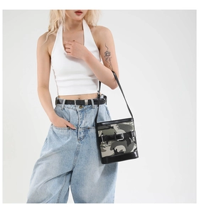 Détail du sac seau camouflage avec boucle en cuir et œillets métalliques