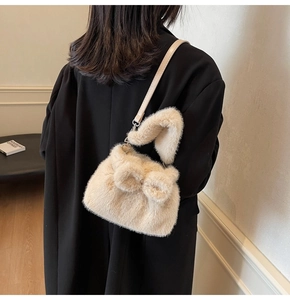 Détail du sac seau en peluche crème avec oreilles de lapin et fermoir en métal en forme de cœur