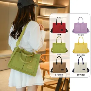 Détail des sacs cabas en toile à plusieurs poches en six couleurs avec bandoulière