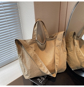 Détail d'un grand sac cabas kaki en nylon avec des jeux d'ombre et de lumière