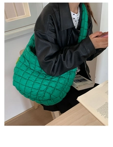 Detail der grünen gesteppten Cloud-Bag mit weicher Textur und stylischem Nylonstoff