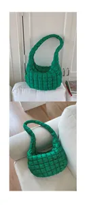 Detailansicht der hellgrünen gesteppten Hobo-Tasche mit strukturierter Nylon-Oberfläche