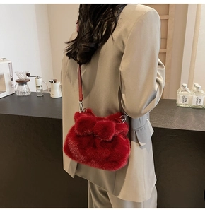 Détail du sac bandoulière rouge en peluche en forme de nuage avec oreilles au café