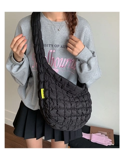 Detail der schwarzen gesteppten Wolken-Tasche mit gelbem Fashion-Tag