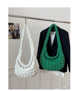 Detailansicht der gesteppten Bubble-Puff-Taschen in Weiß und Grün aus Nylon-Gewebe
