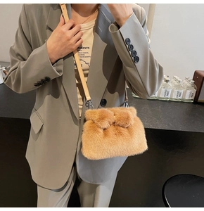 Sac seau bandoulière en fausse fourrure marron avec fine bandoulière en cuir souple