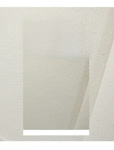 Gros plan sur la toile haute densité montrant la texture du tissage et la couleur blanc cassé