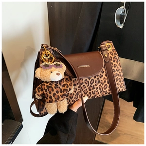 Détails du sac à bandoulière léopard avec pendentif ours en peluche et sangle en cuir