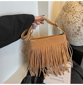 Detail der braunen Boho-Beuteltasche aus Wildlederimitat mit langen Fransen und Mattoptik