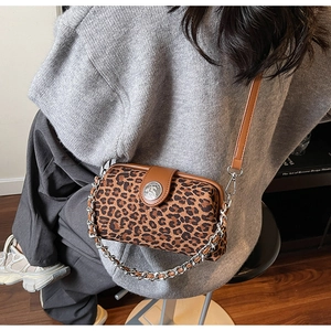 Détail du sac bandoulière léopard avec boucle argentée et doubles bandoulières