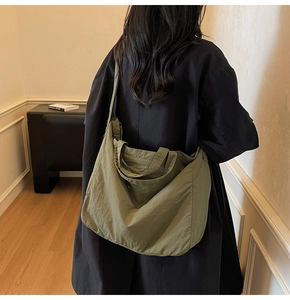Grand sac fourre-tout en nylon vert armée dans un cadre de vie avec une bandoulière amovible