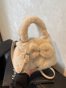 Sac seau chic en fausse fourrure beige avec nœud pelucheux et bandoulière cuir