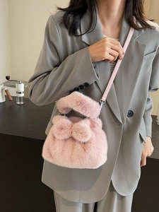 Sac seau rose en peluche avec grand nœud et bandoulière amovible pour porter croisé