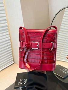 Sac seau rouge à motif crocodile à la mode en cuir verni brillant avec boucle décor
