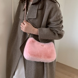 Détail du sac à main rose en peluche, texture douce en fausse fourrure et fine bandoulière