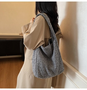 Gros plan sur le sac fourre-tout en polaire sherpa grise avec une texture pelucheuse