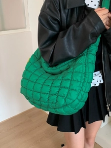 Große grüne gesteppte Umhängetasche aus weichem Nylon für einen lässigen Look