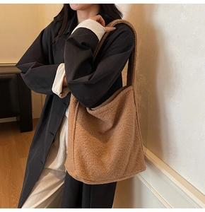 Détail du tissu en polaire de mouton marron sur ce grand sac cabas fourre-tout