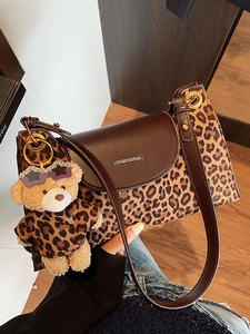 Sac à Épaule Vintage Imprimé Léopard pour Femmes en Suédine PU Sac Sous le Bras Décontracté Avec Pendentif Ours Bandoulière