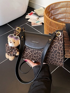 Sac à main rétro en similicuir imprimé léopard avec breloque ours dans un décor chic