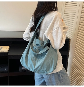 Grand sac cabas en nylon bleu Morandi à texture plissée dans un cadre moderne