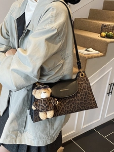 Sac à épaule vintage imprimé léopard avec une peluche d'ours et une bandoulière fine