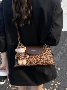 Sac bandoulière rétro à motif léopard avec rabat en cuir marron et pendentif ours