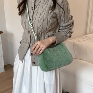 Détail du sac bandoulière en peluche vert menthe avec bandoulière en corde nouée et fausse fourrure