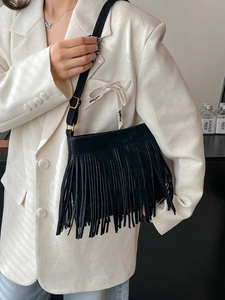 Retro schwarze Wildleder-Beuteltasche mit langen Fransen und goldener Schnalle