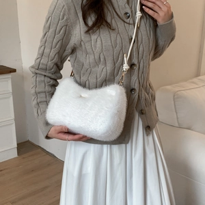 Gros plan détaillé d'un sac bandoulière blanc en peluche avec texture douce en fausse fourrure