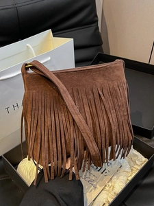 Böhmische braune Wildleder Fransen-Beuteltasche mit goldenen Details auf dunkler Box
