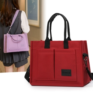 Détail de sacs en toile rouge et violet montrant boucles métalliques et bandoulières